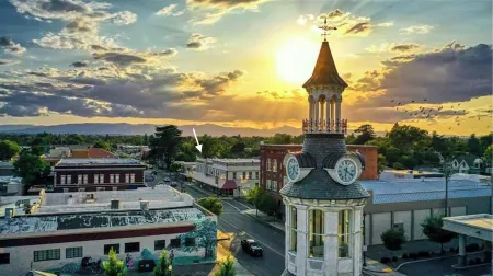 Downtown Red Bluff Turn-of-the-Century Apartment w/ Kitchenette Отели в г. Ред Блафф