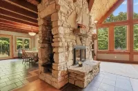 Timber Lodge on Large Wooded Lot mid Door County