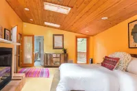Cabin Nestled in Forested Canyon Các khách sạn gần Hawthorne Gallery
