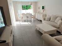 Maison Contemporaine Avec Jardin et Piscine Hotels in Floirac