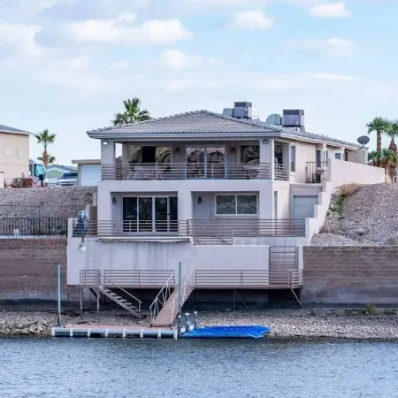 Riverfront Oasis Guest House, one bedroom with dock
