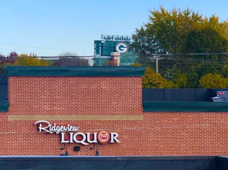 The Second Story- Unmatched Lambeau Views! Отели в г. Ашваюбенон