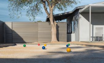 Skull Rock Cottage - Walk To Town & Hot Tub, Star Gazing 1 Bedroom Home