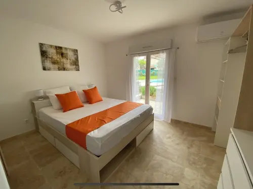 8-BED 4-BED HOUSE IN THE ALPILLES 10 MIN FROM ARLES 15 MIN FROM SAINT REMY