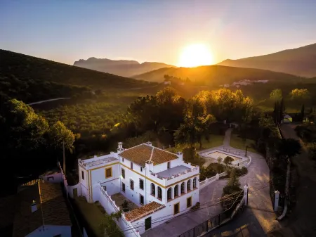 Finca Las Pecas - Exclusive Andalusian luxury finca for families and celebrations