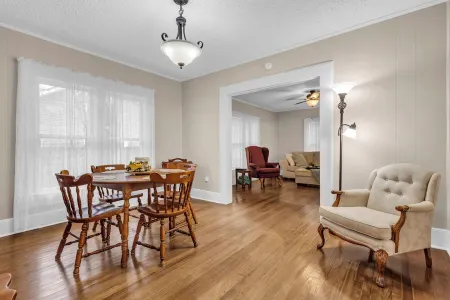 100yr home with peaceful 1940s vibe and modern amenities in historic downtown. Отели в г. Минеола