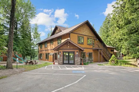 Chalet Chic. Private Lakefront. Children's Fish Pond. Explore Glacier, Ski, Hike