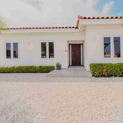 Paradise Aruba - 4 Bedroom Private Pool Hotel Exterior