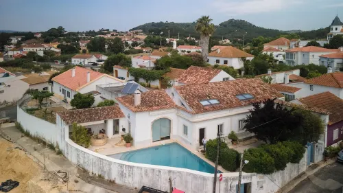 Spacious 5-bedroom house in charming Sao Joao da Ribeira with AC, WiFi Hotels in Rio Maior