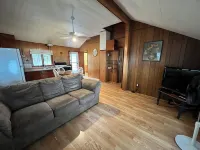Charming 2-bedroom cabin sits on 2.5 acres on Hubbard Lake. Hotel di Hubbard Lake