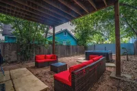 Austin Retreat • Hot Tub & Relaxing Patio - Bungalows