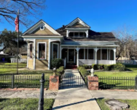 Historical Krezdorn House in the heart of Seguin!