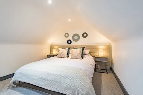 Little Seven Oaks is a one bedroom country retreat set in an ancient woodland.