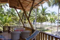 Paradise Beachfront House, 5-bedroom, hut and beach beds in Isla Portete Hotels in Mompiche