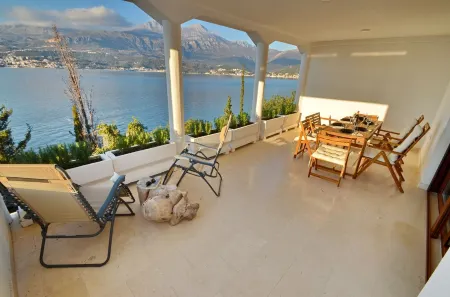 4-bedroom beachfront Villa in peaceful Rose with sea view