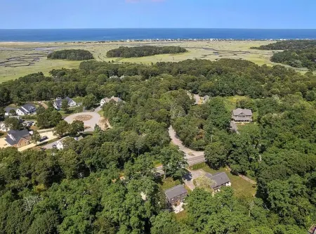 The Horseshoe Crib; Minutes to Beach & Downtown Отели рядом с достопримечательностью «Dexter Grist Mill»