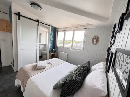 Cocoonlis, Charmant 2 Pièces au Cœur de la Ville Avec vue sur la Basilique Отели рядом со станцией Train Station of Lisieux