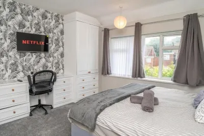 Full House | NEC Free Parking & Netflix Fast Wifi Hotels near Shirley Park