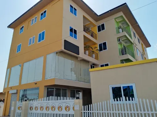 Spacious 9-bedroom apartment in delightful Spintex Road with AC, WiFi Hotels in Sakumono