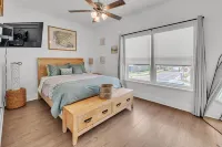 Waterfront 2-bdrm townhome with WiFi, AC, walking distance to EGAD food & shops