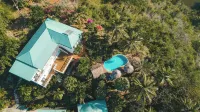 Amazing mountain top home with stunning views! Hotels in 