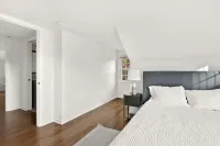 Stunning Lake View Charmer. Just a short walk from the heart of the Village! Hotels in Skaneateles