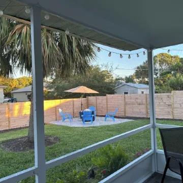 Dogs Welcome-Close to Beach-Fenced Yard