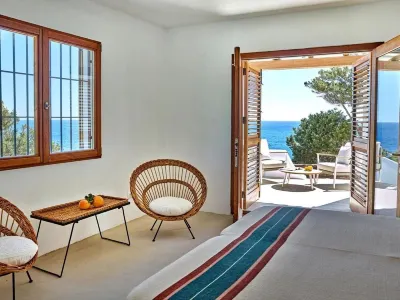 Charming elegant villa right on the sea Các khách sạn ở 