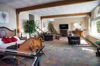 Amazing Views, Private, Spacious, Waterfront with Fire Table, Luxury Furniture.