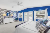 4-bedroom, 3.5 bath house w/Pool, AC, WiFi in Siesta Key; 1 mile from Village