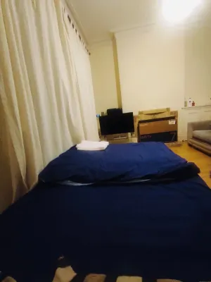 Room Available in shared house 5 minute walk from town 애덤즈다운 호텔