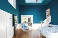 Sunny, downtown family oasis amongst the redwoods