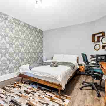 DT Oasis 2 bed w/Parking & 15 min to CN Tower Rooms