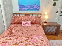 Peaceful Artsy Studio in Historic 1920's Home- 1 Min to ETSU and downtown JC