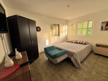 Intimate getaway cabin with Jacuzzi and sunsets