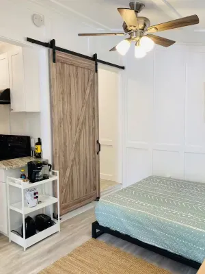 Eco-Friendly Charming Tampa Cottage - Full Kitchen, Parking, Wifi