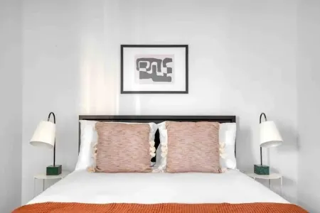 15 minutes from NYC with Onsite parking and Washer+Dryer