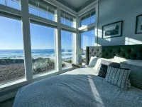 Oceanfront Escape. Cozy & Modern Beach House. Sleeps 10