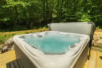 COZY CUB CABIN Mountainside • Lake George, Hot Tub, Fireplace, Gazebo فنادق في Hague