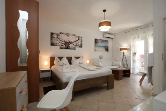 Blue Adria Suite 2 - romantic and within walking distance of the beach and town