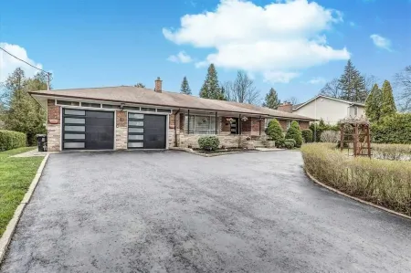 7 Bedroom and 6 washroom House with 2 kitchen and 2 laundry and a huge backyard Отели рядом с достопримечательностью «Markham Convention Centre»