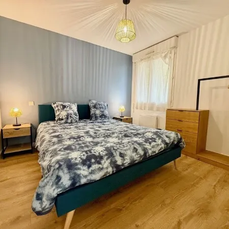 Le Bacquin 21 town center 2 minutes away, train station 700 m away, secure private parking.