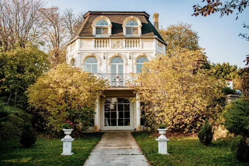 Kastello Guesthouse – Historic Charm and Modern Comfort on a Magical Estate Hotels in Pecsi