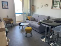 Cosy, waterfront apartment with sea view