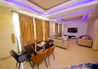 SLEEKHOUSE , a townhouse with a lake view