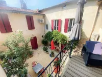 Charming Provençal studio with peaceful patio. Alpilles Hotels in Eyragues