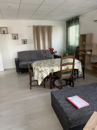 Location Appartements 4 Pers. Avec Piscine "fauvette" Отели в г. Камблен-Шатлэн