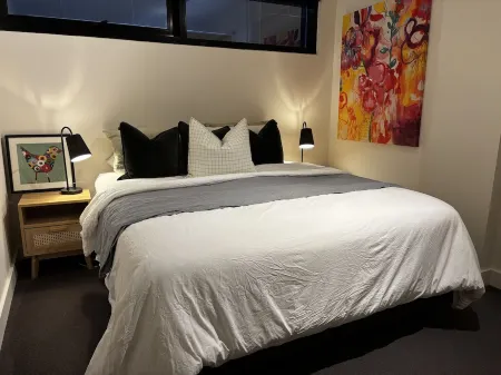 Modern Apartment close to Albert Park Lake & Melbourne CBD Отели рядом с достопримечательностью «19th Century Portable Iron Houses»