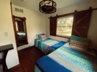 Ranch style farmhouse lodging with upper and lower bedrooms, one and half bath 톰슨 타운쉽 호텔