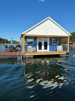 Cozy floating home, AC on Norris Lake at Straight Creek Marina
